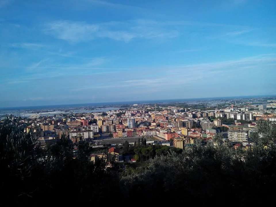 Panorama di Battipaglia visto dall'alto, con la città e la Piana del Sele sullo sfondo verso il mare