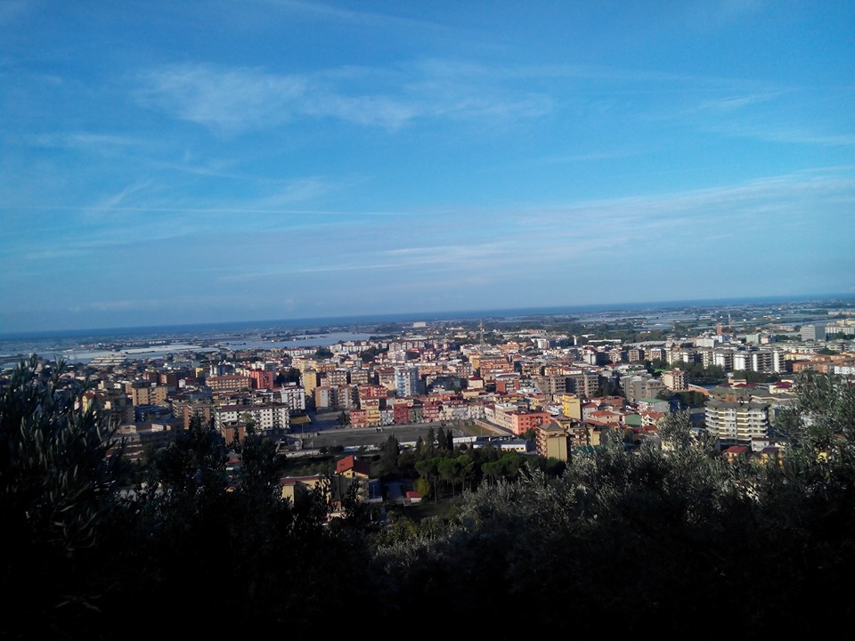 Vista panoramica su Battipaglia, con il tessuto urbano della città e la Piana del Sele verso il mare