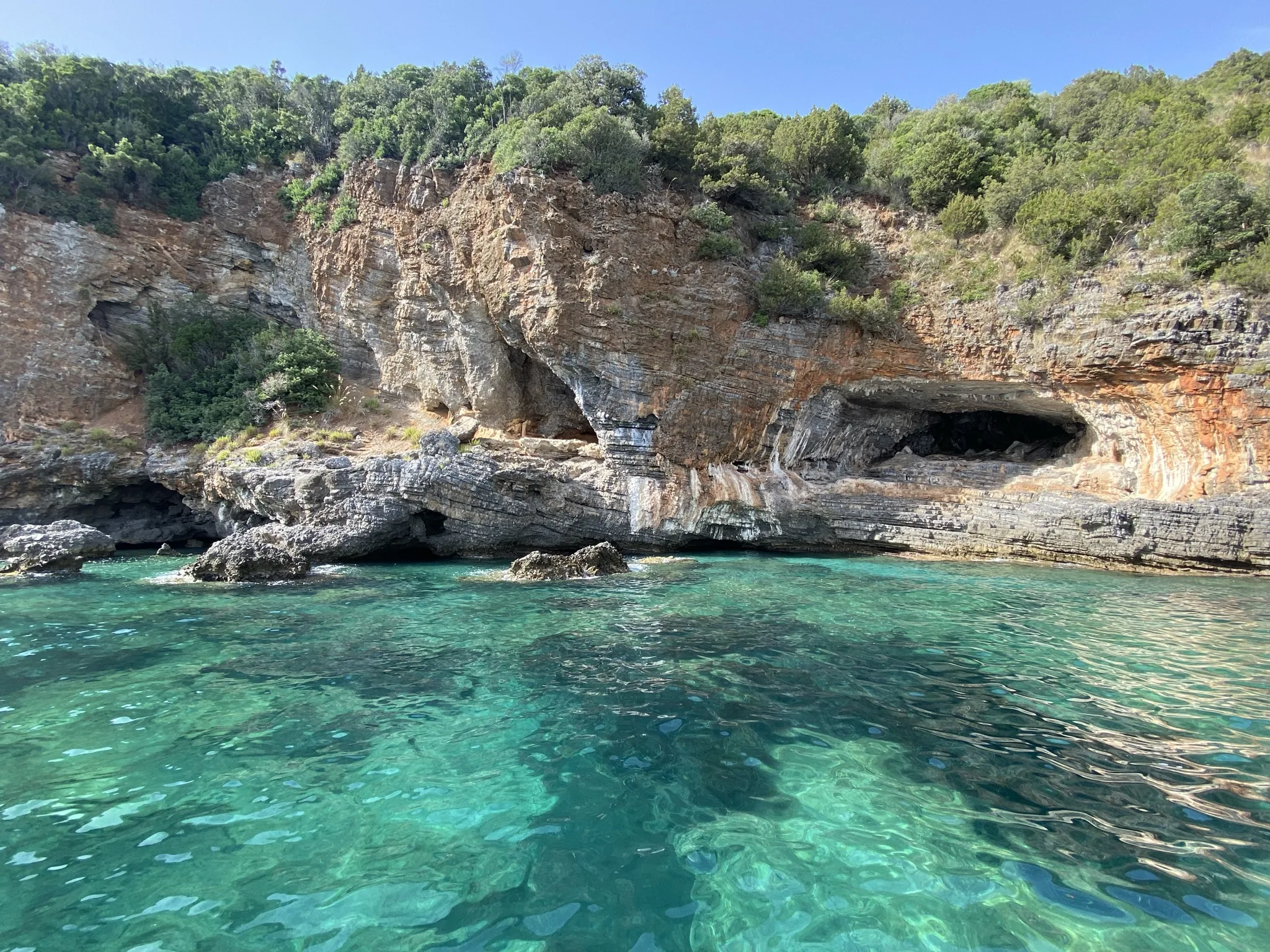 Costa rocciosa con acqua turchese e grotte naturali nel Parco Nazionale del Cilento, zona Masseta