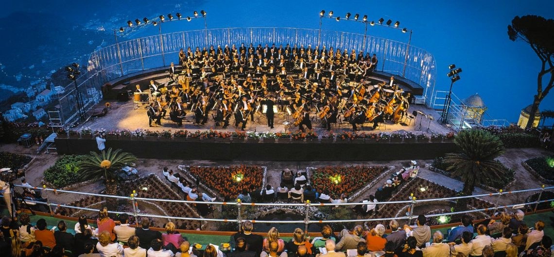 Concerto del Ravello Festival sul palco a picco sul mare nei giardini di Villa Rufolo