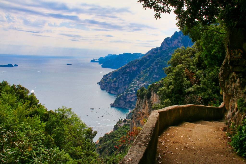 Panorama dal Sentiero degli Dei sulla Costiera Amalfitana, con il mare blu e la costa a picco