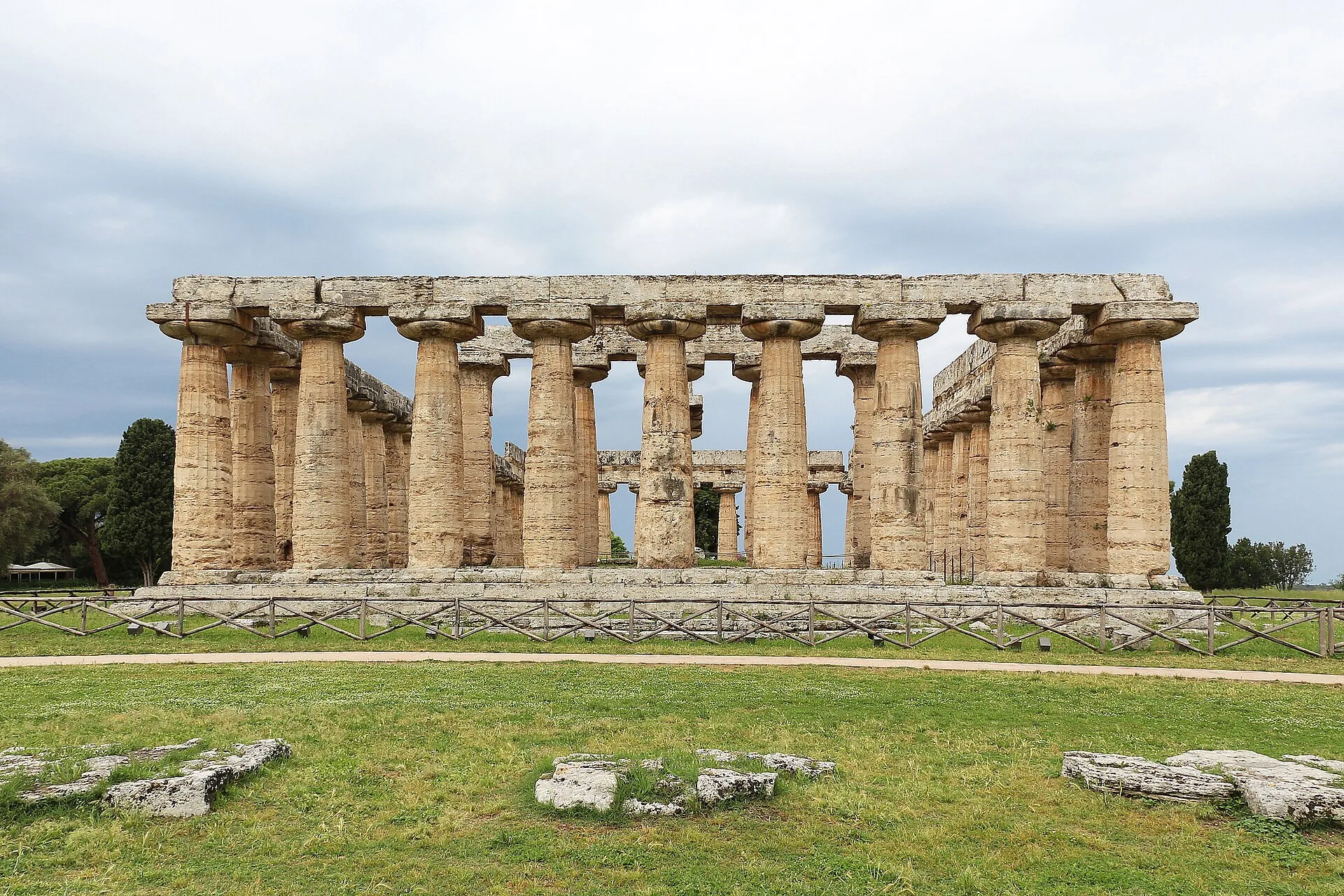 Tempio dorico di Hera a Paestum, con il colonnato in pietra ben conservato