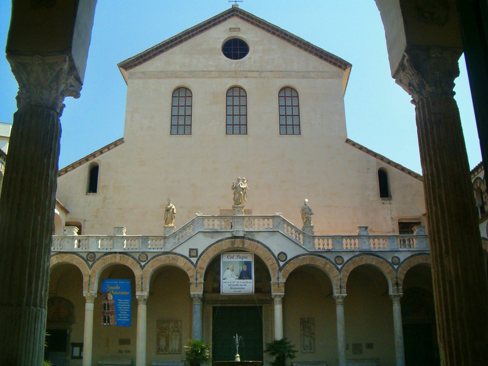 Facciata del Duomo di Salerno con il quadriportico